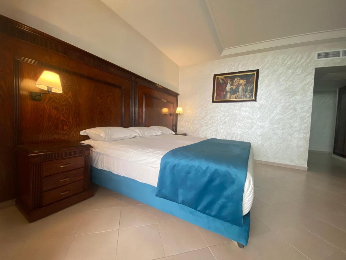 Azur Hotel 4*